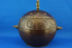 Online Pamono Large Art Deco Champagne Cooler or Ice Holder in Embossed Copper with Bronze Cherub-Shaped Lid and Knob attributed to Josef Hoffmann for Wiener Werkstätte, Austria, Early 1900s