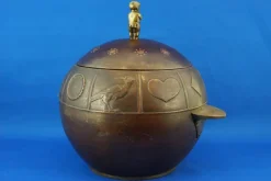 Online Pamono Large Art Deco Champagne Cooler or Ice Holder in Embossed Copper with Bronze Cherub-Shaped Lid and Knob attributed to Josef Hoffmann for Wiener Werkstätte, Austria, Early 1900s