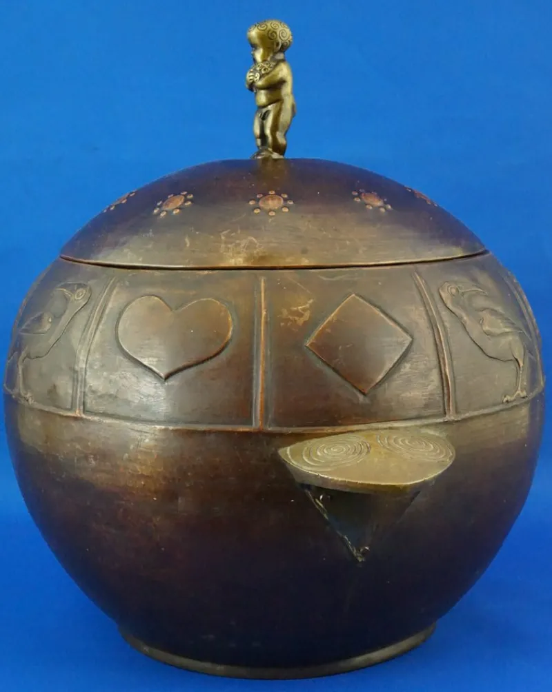 Online Pamono Large Art Deco Champagne Cooler or Ice Holder in Embossed Copper with Bronze Cherub-Shaped Lid and Knob attributed to Josef Hoffmann for Wiener Werkstätte, Austria, Early 1900s