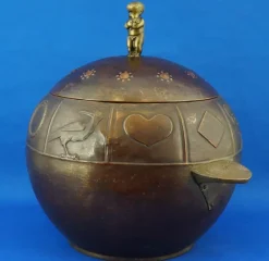 Online Pamono Large Art Deco Champagne Cooler or Ice Holder in Embossed Copper with Bronze Cherub-Shaped Lid and Knob attributed to Josef Hoffmann for Wiener Werkstätte, Austria, Early 1900s