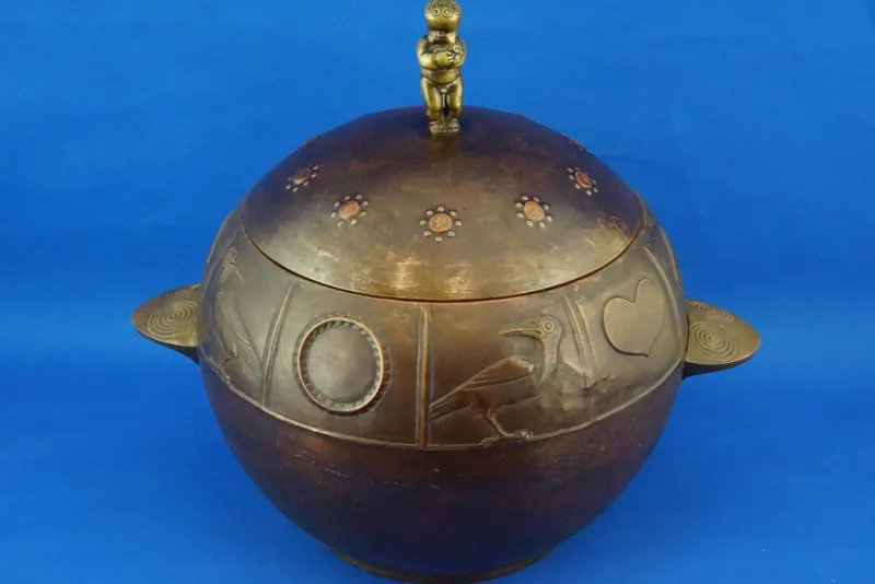 Online Pamono Large Art Deco Champagne Cooler or Ice Holder in Embossed Copper with Bronze Cherub-Shaped Lid and Knob attributed to Josef Hoffmann for Wiener Werkstätte, Austria, Early 1900s