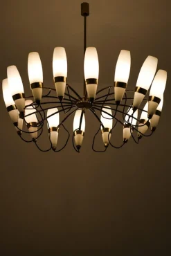 Pamono Large Chandelier in Opaline Glass and Brass from Stilnovo, 1950s> Ceiling Lights