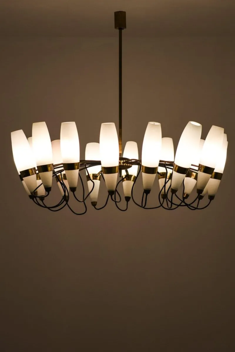 Pamono Large Chandelier in Opaline Glass and Brass from Stilnovo, 1950s> Ceiling Lights