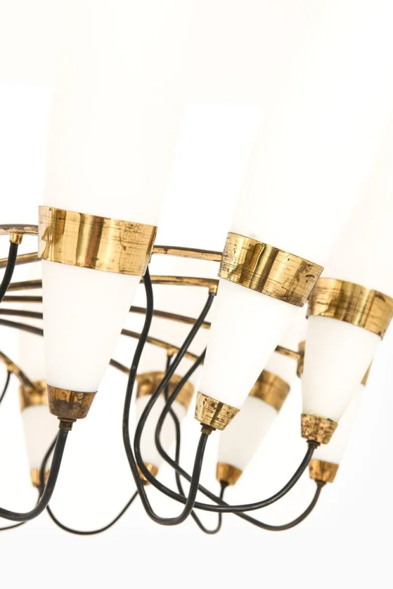 Pamono Large Chandelier in Opaline Glass and Brass from Stilnovo, 1950s> Ceiling Lights