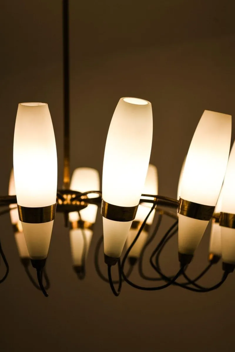 Pamono Large Chandelier in Opaline Glass and Brass from Stilnovo, 1950s> Ceiling Lights