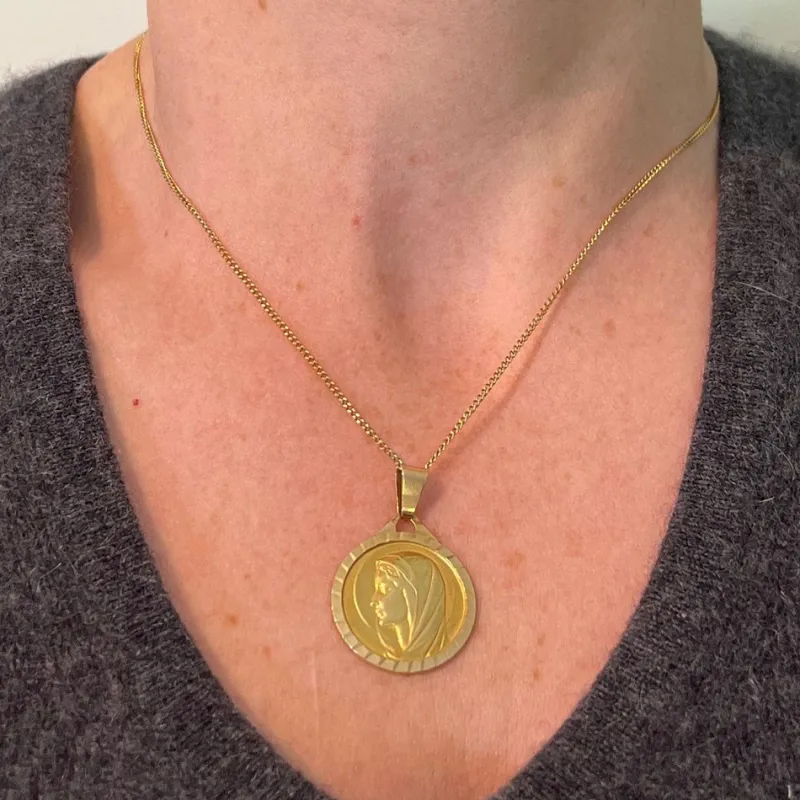 Pamono Large French 18 Karat Yellow Gold Virgin Mary Charm Pendant Medal, 1960s> Necklaces