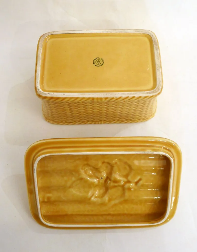 Pamono Large Panier & Noisettes Candy Box in Slip Earthenware by Gien, 1960s> Trunks Crates & Baskets