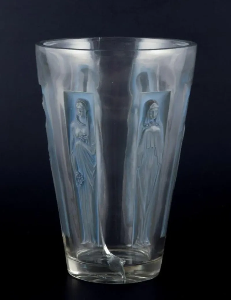 Hot Pamono Large Six Figurines Goblet Vase in Clear Glass from René Lalique, France, 1930s