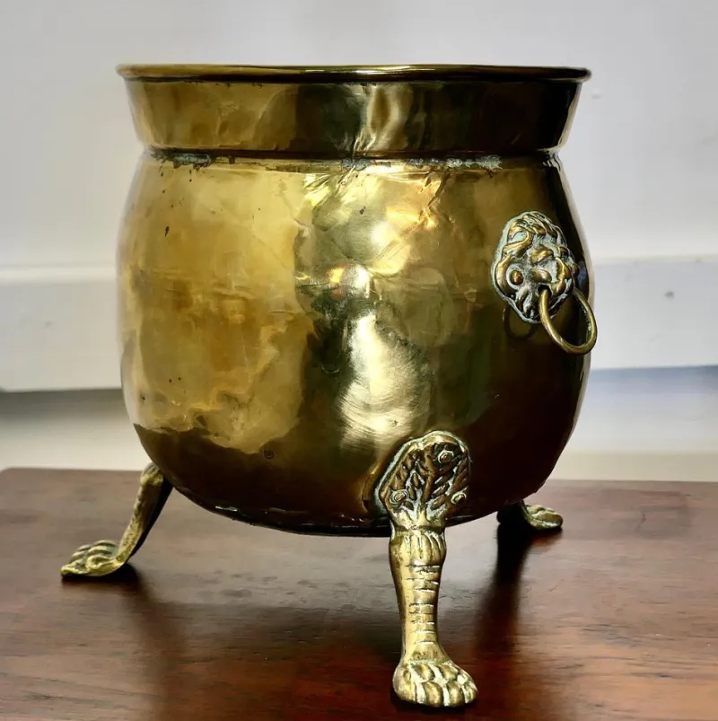 Pamono Large Victorian Brass Jardinière with Lions Mask & Hairy Paw Feet, 1880s> Planters And Jardiniere