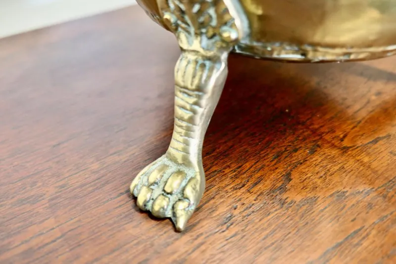 Pamono Large Victorian Brass Jardinière with Lions Mask & Hairy Paw Feet, 1880s> Planters And Jardiniere