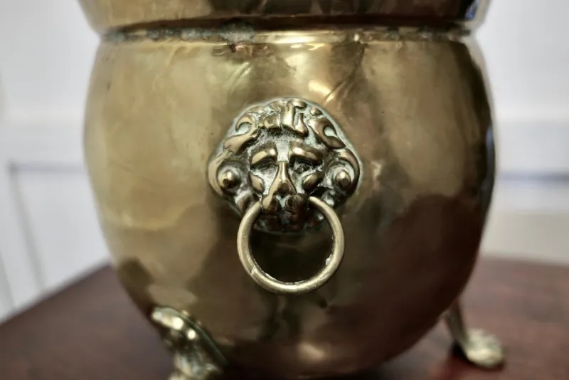 Pamono Large Victorian Brass Jardinière with Lions Mask & Hairy Paw Feet, 1880s> Planters And Jardiniere