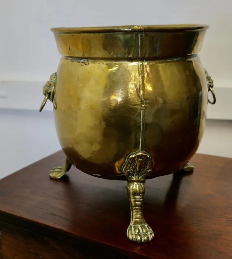 Pamono Large Victorian Brass Jardinière with Lions Mask & Hairy Paw Feet, 1880s> Planters And Jardiniere