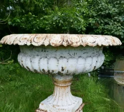 Pamono Large Victorian Garden Urns in Cast Iron, 1900, Set of 2><noscript><img width=