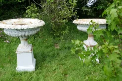 Pamono Large Victorian Garden Urns in Cast Iron, 1900, Set of 2><noscript><img width=
