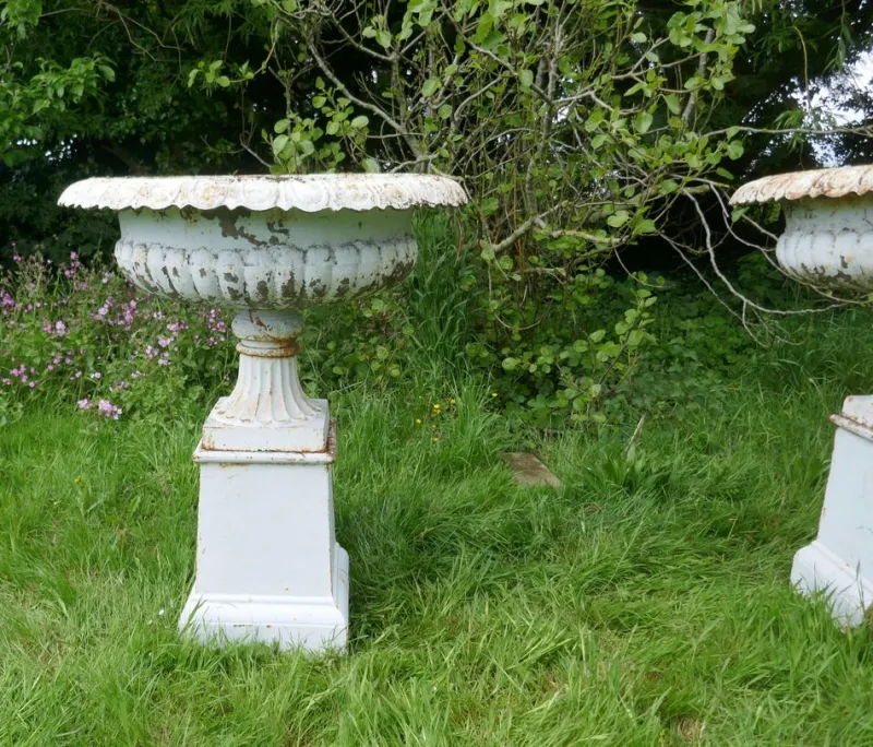 Pamono Large Victorian Garden Urns in Cast Iron, 1900, Set of 2> Garden Accessories