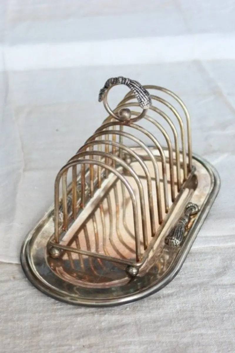 Pamono Large Vintage Silver Metal Toast Rack with Curtain Bow Detail and Tray, 1970s, Set of 2> Dinnerware Accessories