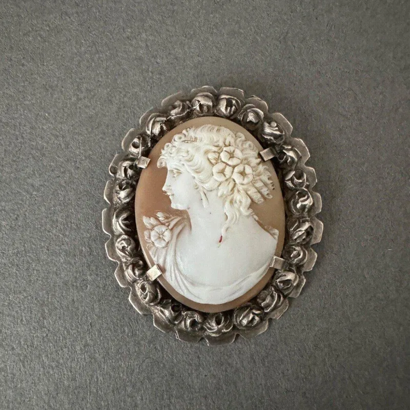 Hot Pamono Late 19th Century Brooch Cameo Representing a Womans Profile
