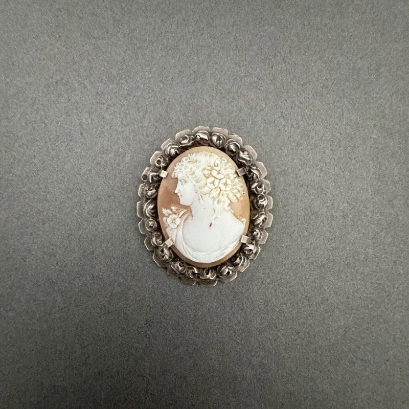 Hot Pamono Late 19th Century Brooch Cameo Representing a Womans Profile