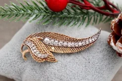 Best Pamono Leaf-Shaped Gold Brooch with Diamonds