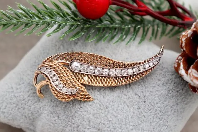 Best Pamono Leaf-Shaped Gold Brooch with Diamonds