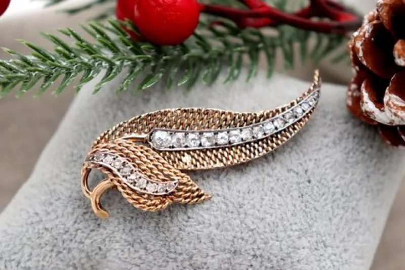 Best Pamono Leaf-Shaped Gold Brooch with Diamonds