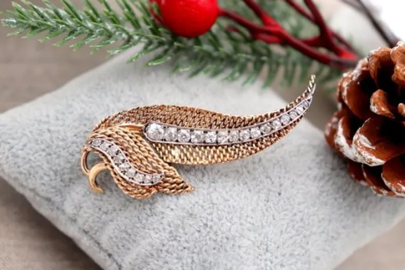 Best Pamono Leaf-Shaped Gold Brooch with Diamonds