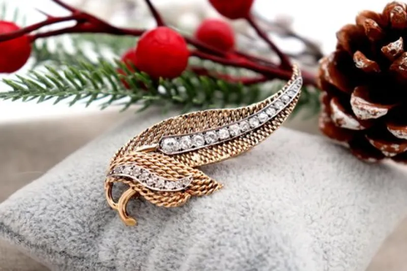 Best Pamono Leaf-Shaped Gold Brooch with Diamonds