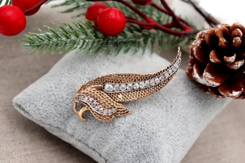 Best Pamono Leaf-Shaped Gold Brooch with Diamonds