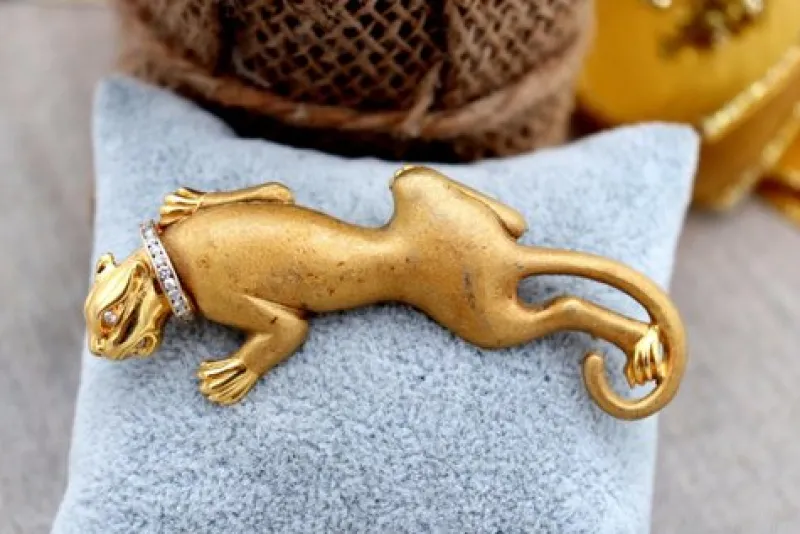 Hot Pamono Leopard Shaped Gold Brooch with Diamond Collar