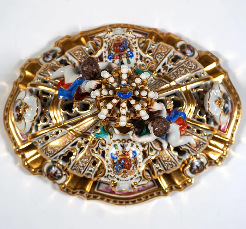 Pamono Lidded Crown Tureen by Maria Josepha for Meissen Drüselkästchen, Austria> Serving Dishes