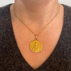 Pamono Madonna and Child of Coromoto Venezuela 18k Yellow Gold Pendant Medal, 1980s><noscript><img width=