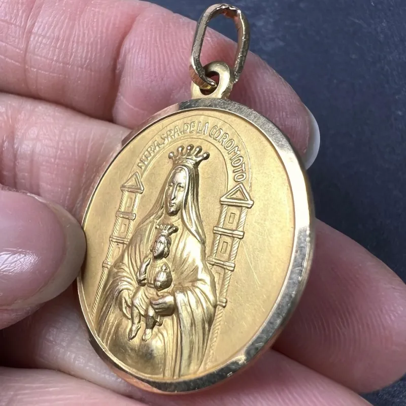 Pamono Madonna and Child of Coromoto Venezuela 18k Yellow Gold Pendant Medal, 1980s> Necklaces