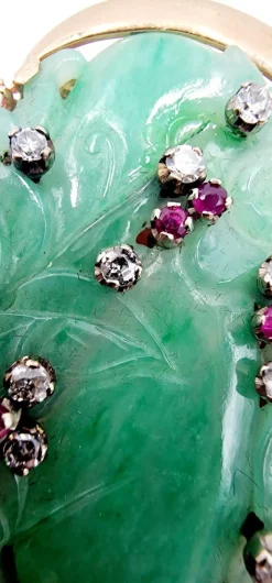 Pamono Mid-Century 18 Karat Yellow Gold Brooch with Jade, Diamonds and Rubies, Italy, 1950s> Brooches