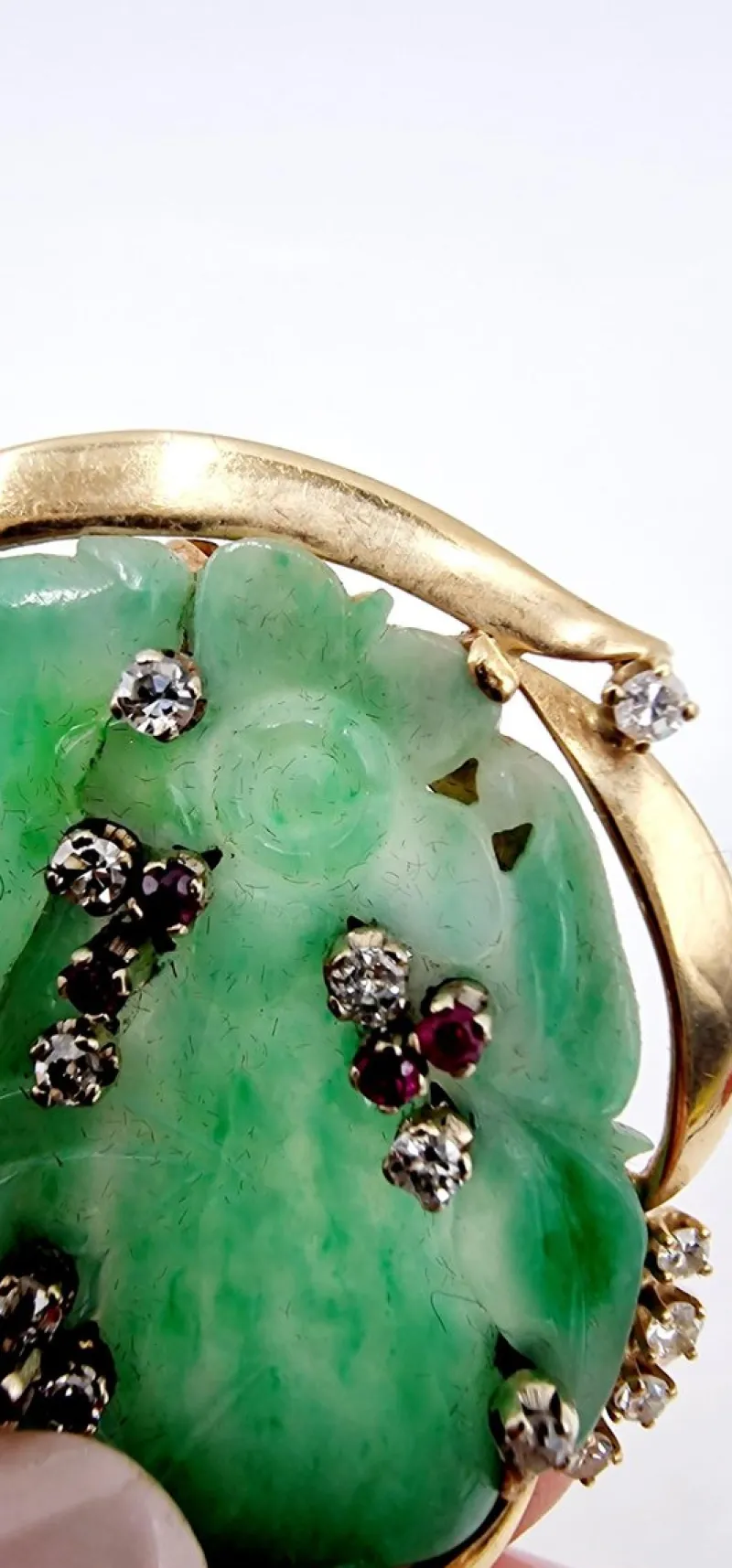 Pamono Mid-Century 18 Karat Yellow Gold Brooch with Jade, Diamonds and Rubies, Italy, 1950s> Brooches
