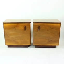 Pamono Mid-Century Bedside Tables in Shellack Walnut, Former Czechoslovakia, 1960s, Set of 2> Nightstands