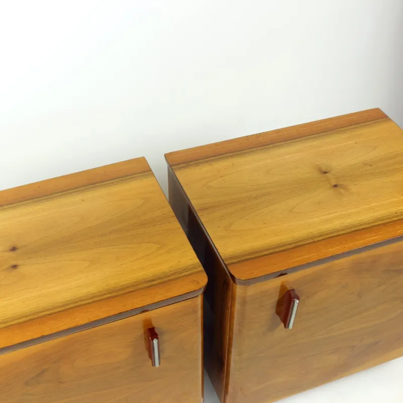 Pamono Mid-Century Bedside Tables in Shellack Walnut, Former Czechoslovakia, 1960s, Set of 2> Nightstands