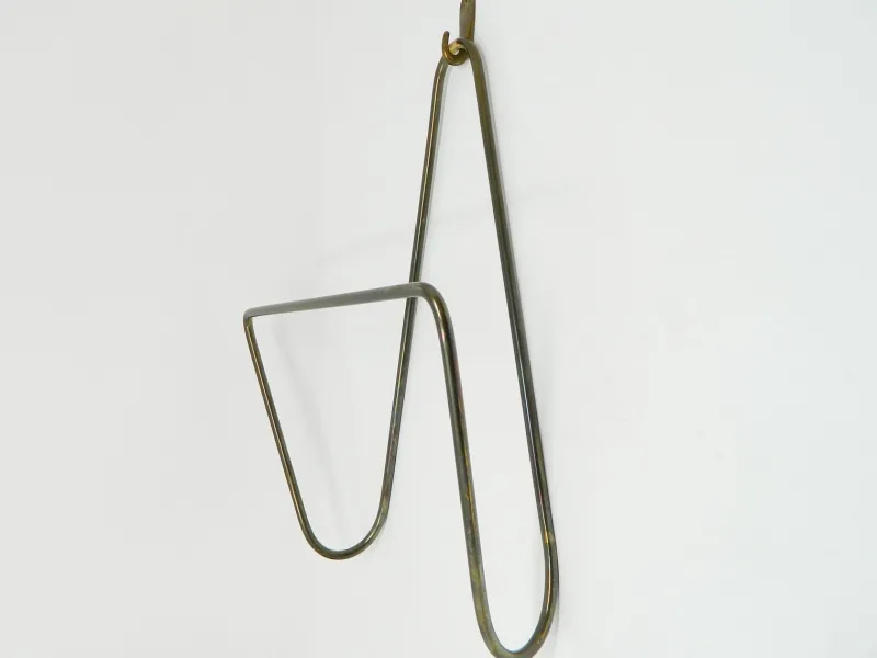 Pamono Mid-Century Brass Wall Newspaper Holder with Mounting Hook by Carl Auböck for Werkstätte Carl Auböck, Set of 2> Magazine Racks