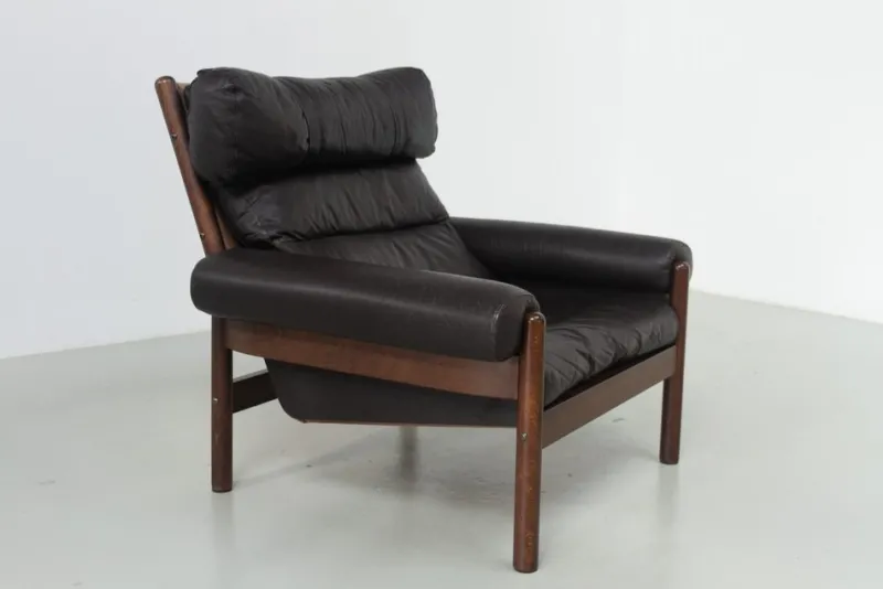 Pamono Mid-Century Danish Leather Lounge Chair in the style of Norell, 1960s> Lounge Chairs & Armchairs
