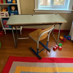 Pamono Mid-Century French Children's Desk and Chair, 1970s, Set of 2> Desks