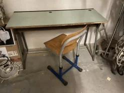 Pamono Mid-Century French Children's Desk and Chair, 1970s, Set of 2><noscript><img width=