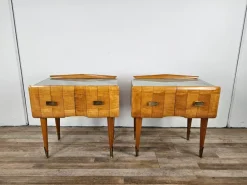 Pamono Mid-Century Italian Bedside Tables in Maple, Brass and Decorated Glass, 1950s, Set of 2> Nightstands