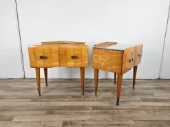 Pamono Mid-Century Italian Bedside Tables in Maple, Brass and Decorated Glass, 1950s, Set of 2> Nightstands