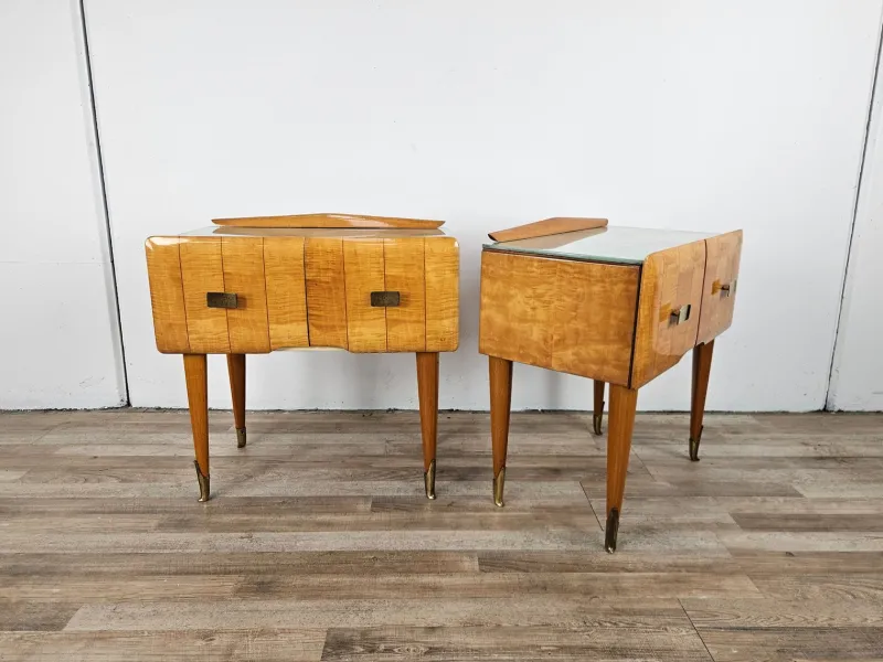 Pamono Mid-Century Italian Bedside Tables in Maple, Brass and Decorated Glass, 1950s, Set of 2> Nightstands