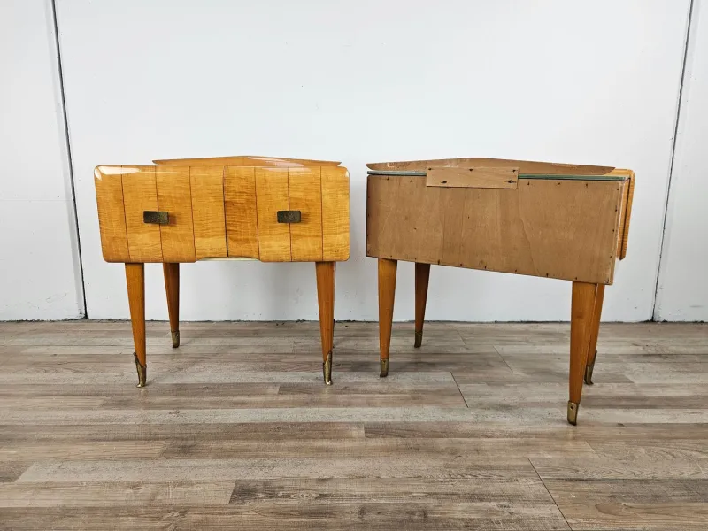 Pamono Mid-Century Italian Bedside Tables in Maple, Brass and Decorated Glass, 1950s, Set of 2> Nightstands