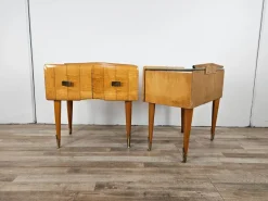 Pamono Mid-Century Italian Bedside Tables in Maple, Brass and Decorated Glass, 1950s, Set of 2><noscript><img width=