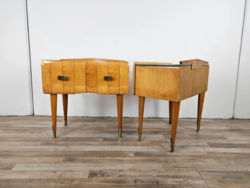 Pamono Mid-Century Italian Bedside Tables in Maple, Brass and Decorated Glass, 1950s, Set of 2> Nightstands