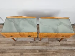 Pamono Mid-Century Italian Bedside Tables in Maple, Brass and Decorated Glass, 1950s, Set of 2><noscript><img width=
