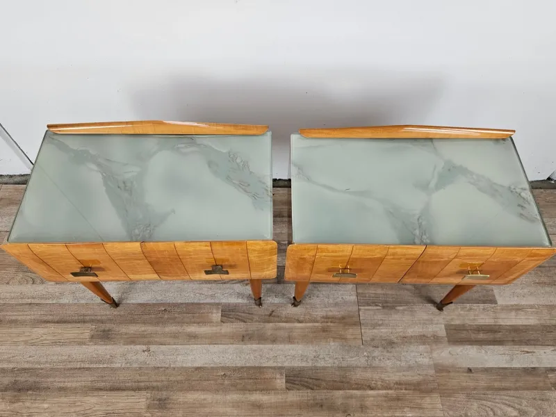 Pamono Mid-Century Italian Bedside Tables in Maple, Brass and Decorated Glass, 1950s, Set of 2> Nightstands