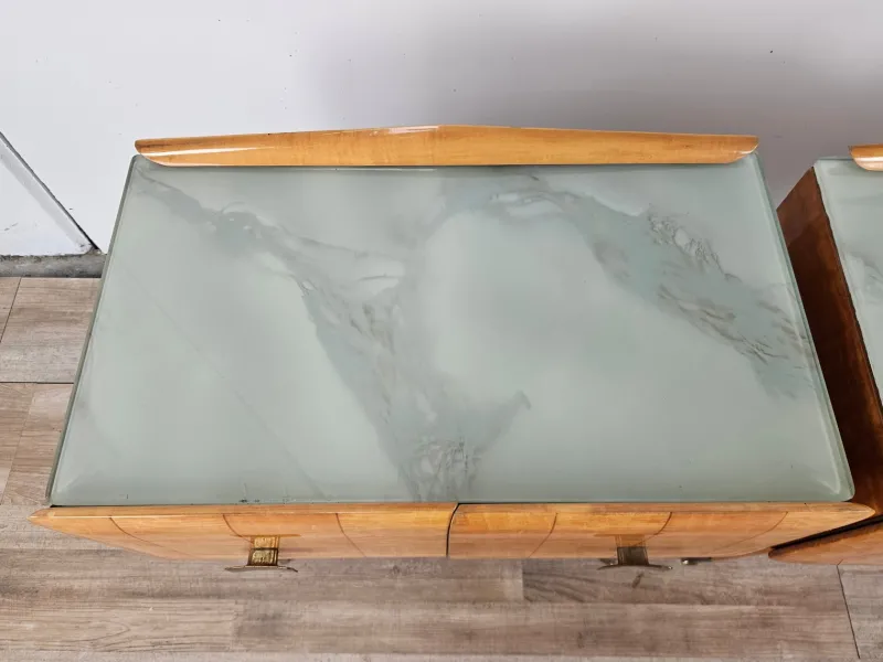 Pamono Mid-Century Italian Bedside Tables in Maple, Brass and Decorated Glass, 1950s, Set of 2> Nightstands