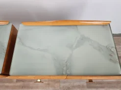 Pamono Mid-Century Italian Bedside Tables in Maple, Brass and Decorated Glass, 1950s, Set of 2><noscript><img width=